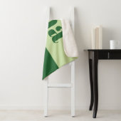 Couverture Sherpa Monogramme initial en écriture vert sauge (En situation)