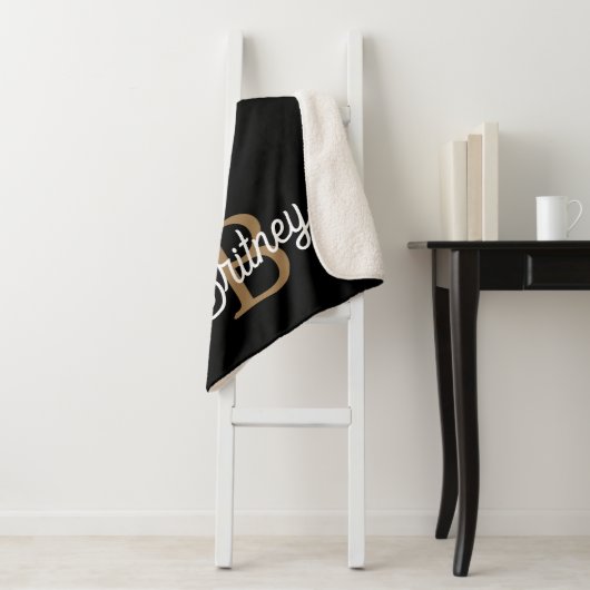 Couverture Sherpa Monogramme moderne élégant Nom Black Gold Script (En situation)