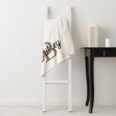 Couverture Sherpa Monogramme moderne élégant Nom Black Gold Script (En situation)