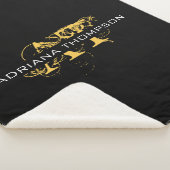 Couverture Sherpa Monogramme moderne en noir et or (3/4)