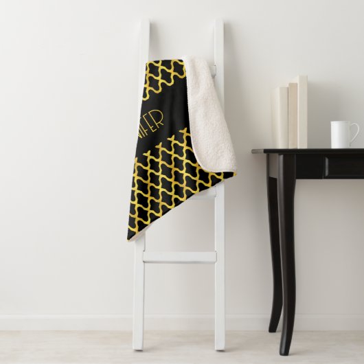 Couverture Sherpa Monogramme or et noir quatrefoil motif (En situation)