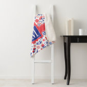 Couverture Sherpa Monogramme| Plan floral bleu et corail (En situation)