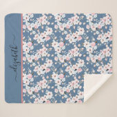 Couverture Sherpa Monogramme rose blanc foncé bleu floral Fleurs (Devant (Horizontal))