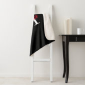 Couverture Sherpa Monogramme simple moderne noir rouge (En situation)