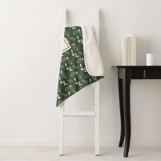 Couverture Sherpa Monogramme vert de la forêt et beige Nom Noël (En situation)