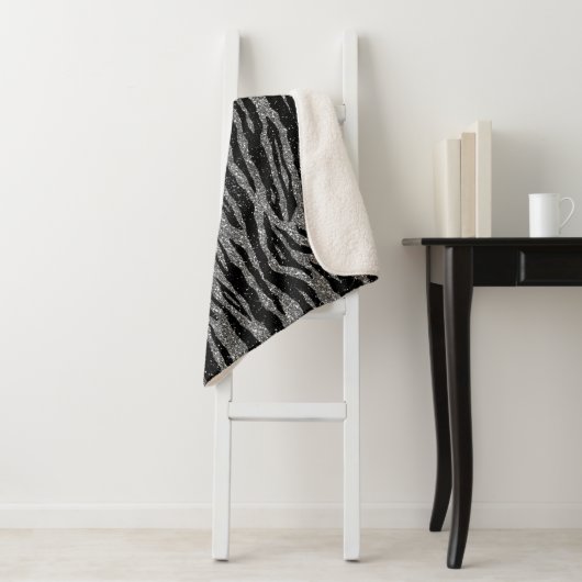 Couverture Sherpa Monogramme Zebra Imprimer noir et gris argent (En situation)