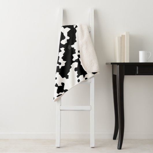 Couverture Sherpa Mosaïque Abstraite irrégulière Camo noir et blanc (En situation)