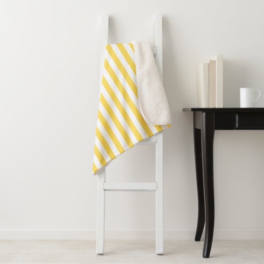 Couverture Sherpa Motif à rayures jaunes et blanches (En situation)