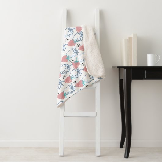 Couverture Sherpa ٍ Motif aux fraises (En situation)