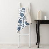 Couverture Sherpa Motif Damassé Rococo Bleu sur Fond Blanc (En situation)