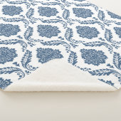 Couverture Sherpa Motif Damassé Rococo Bleu sur Fond Blanc (3/4)