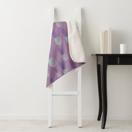 Couverture Sherpa Motif d'ananas mou violet (En situation)