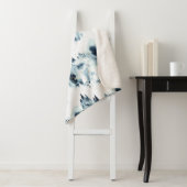 Couverture Sherpa Motif d'aquarelle de la forêt bleue de minuit (En situation)