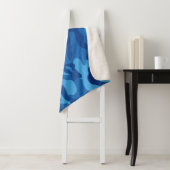 Couverture Sherpa Motif de Camouflage de texture bleue moderne (En situation)