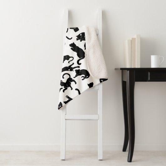 Couverture Sherpa Motif de chat noir (En situation)