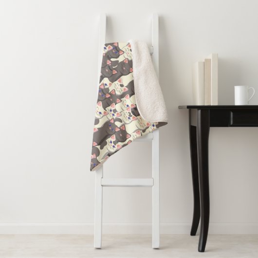 Couverture Sherpa Motif de chats blancs et gris (En situation)