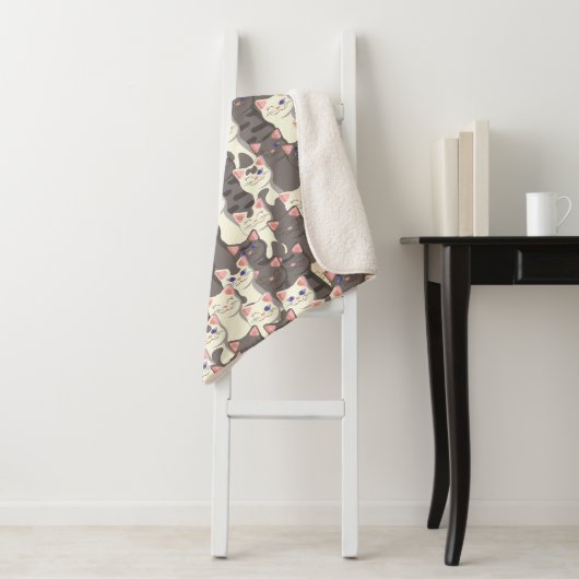 Couverture Sherpa Motif de chats blancs et gris (En situation)