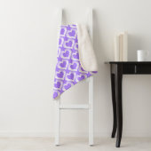 Couverture Sherpa Motif de cœurs blancs violets (En situation)