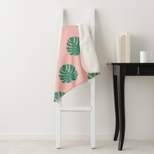 Couverture Sherpa Motif de feuille de Monstera Tropical Rose et Vert (En situation)