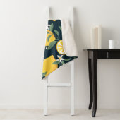 Couverture Sherpa Motif de feuille jaune citron (En situation)