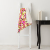Couverture Sherpa motif de fleur rose funky (En situation)