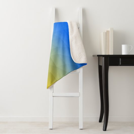 Couverture Sherpa Motif de maillage géométrique bleu jaune Ukraine (En situation)