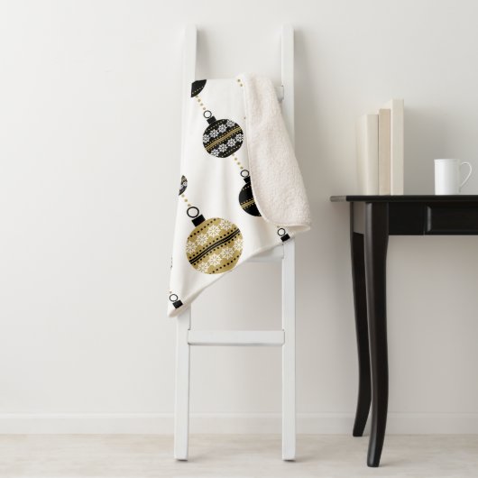 Couverture Sherpa Motif de Noël or/noir/blanc (En situation)