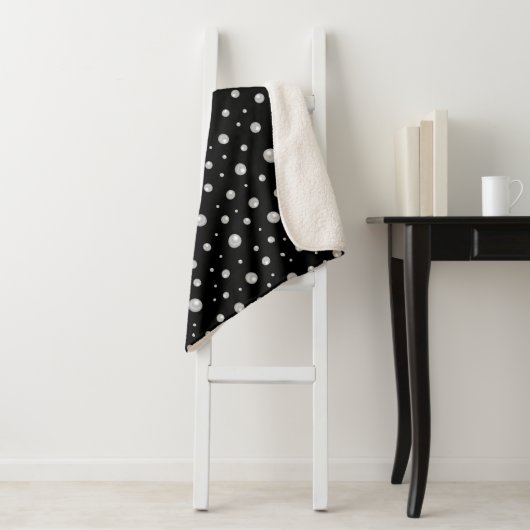 Couverture Sherpa Motif de perle sur fond noir (En situation)