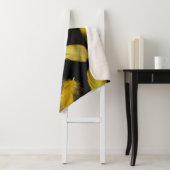 Couverture Sherpa Motif de plumes jaunes (En situation)