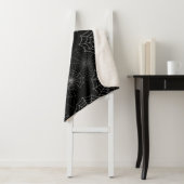 Couverture Sherpa Motif de soie Web Cobweb Spider sur noir (En situation)