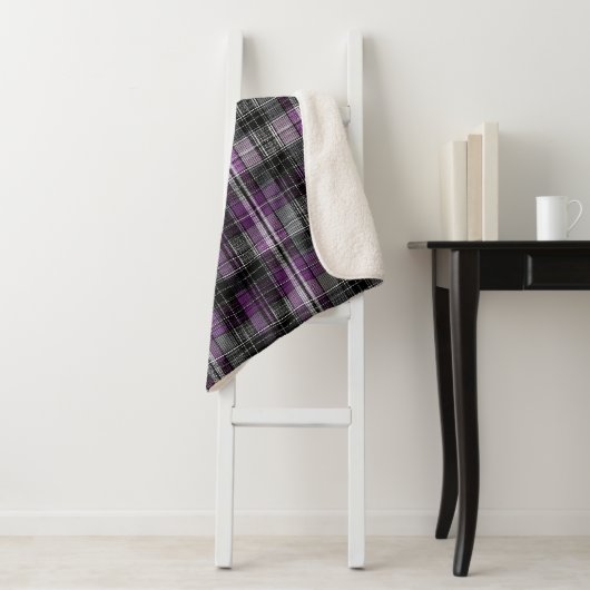 Couverture Sherpa Motif de tartan noir violet rustique (En situation)