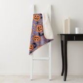 Couverture Sherpa Motif d'Halloween violet Jack-O-lanterne (En situation)