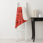 Couverture Sherpa Motif Elmo Dancing Rouge (En situation)