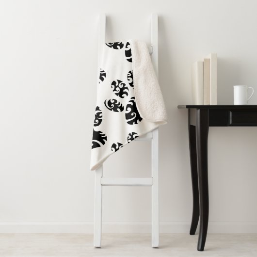 Couverture Sherpa Motif Empreinte de patte de chien de tatouage trib (En situation)