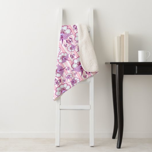Couverture Sherpa Motif Fleur Violette & Papillons (En situation)