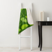 Couverture Sherpa Motif Ginkgo sur vert foncé (En situation)