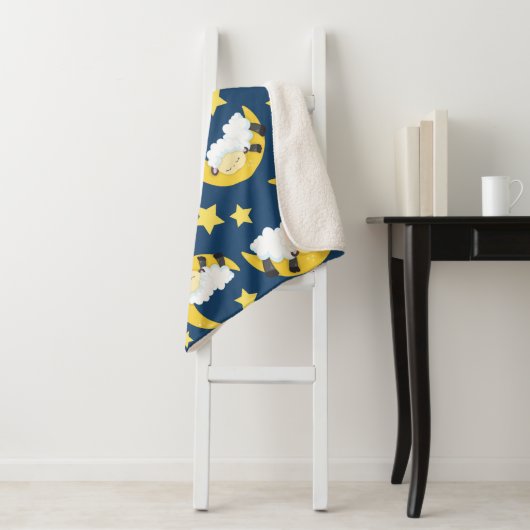 Couverture Sherpa Motif mouton, Mouton couché, Lune, Étoiles (En situation)