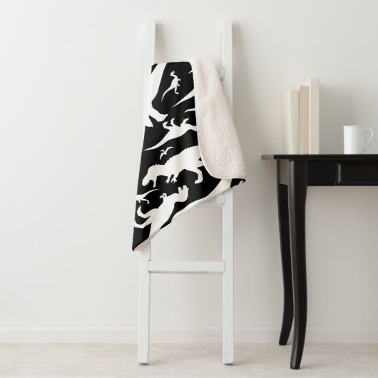 Couverture Sherpa Motif noir et blanc de dinosaure (En situation)