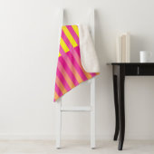 Couverture Sherpa Motif rayé orange jaune rose (En situation)