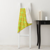 Couverture Sherpa Motif sans couture de fleurs vertes orange (En situation)