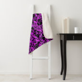 Couverture Sherpa Motif Triangle Noir Violet (En situation)
