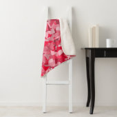 Couverture Sherpa Motif Triangle Rose Rouge (En situation)