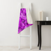 Couverture Sherpa Motif Triangle Rose Violet (En situation)
