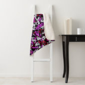 Couverture Sherpa Motif Triangle Rouge Violet (En situation)