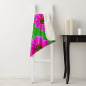 Couverture Sherpa Motif vert et rose vif (En situation)
