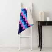 Couverture Sherpa Moyenne Monogramme Chevron Bleu (En situation)