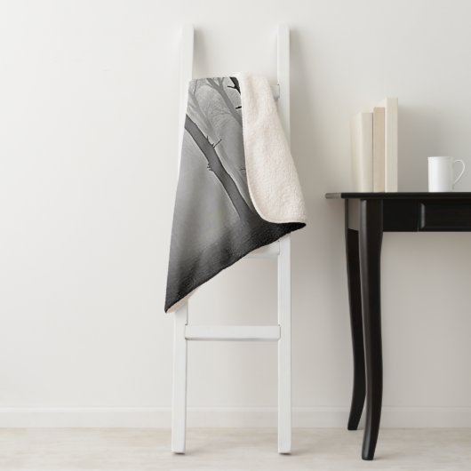 Couverture Sherpa Mysterious Foggy Forest Path (En situation)