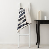 Couverture Sherpa Navy Blue White Stripes (En situation)