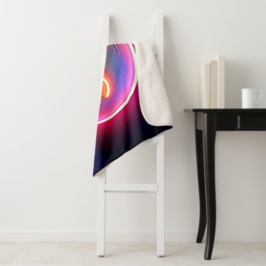 Couverture Sherpa Neon Glow Happy Face Art (En situation)