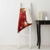 Couverture Sherpa Noël Golden Snowflakes sur Arrière - plan rouge (En situation)